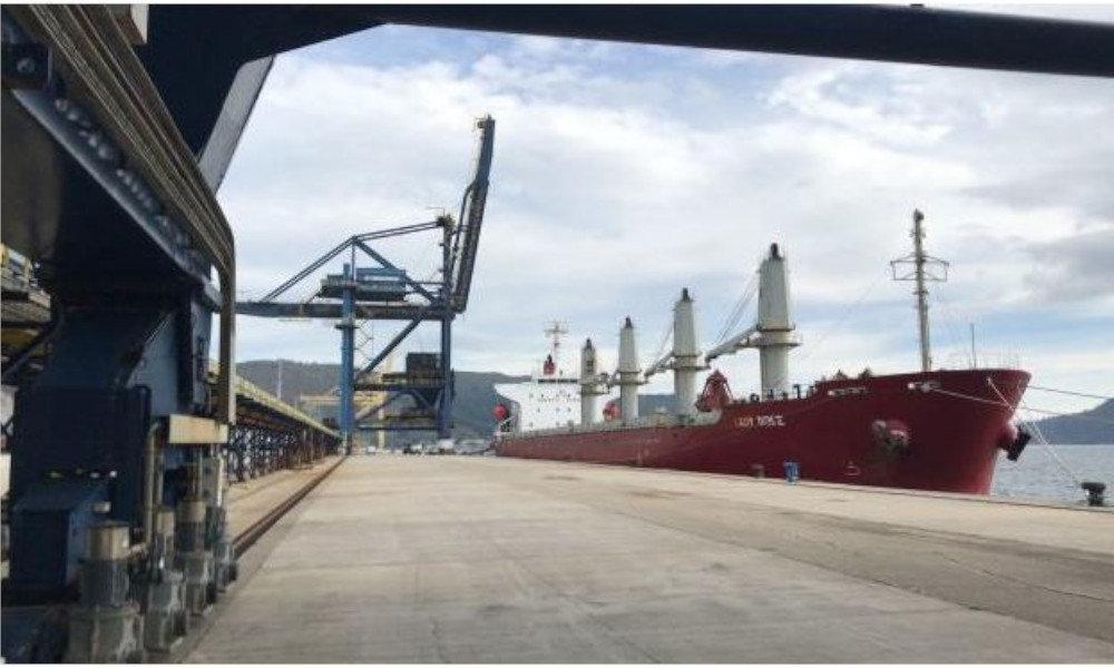 Imagen del buque ‘Lady Deniz’, que ha descargado 20.000 toneladas de carbón en el puerto exterior de Ferrol