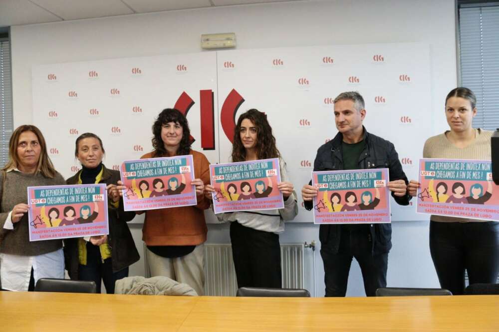 Los representantes sindicales de CIG y UGT en las tiendas de Inditex presentan el cartel para las dos jornadas de huelga
