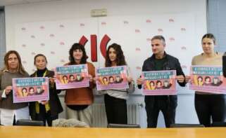 Los representantes sindicales de CIG y UGT en las tiendas de Inditex presentan el cartel para las dos jornadas de huelga