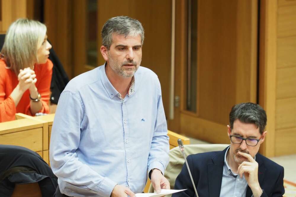 Imagen del diputado del PSdeG, Martín Seco, durante una intervención en el Parlamento de Galicia