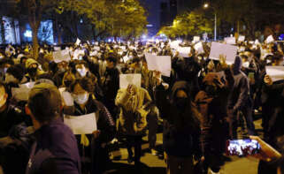 Protesta en Beijing contra las restricciones aplicadas por el Gobierno chino para frenar el Covid / EFE/EPA/MARK R. CRISTINO
