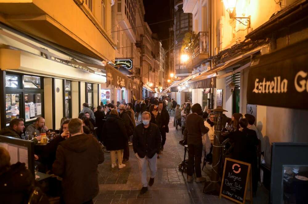 Ciudadanos en una zona de cañas/copas la noche que se eliminan las limitaciones horarias para la hostelería gallega