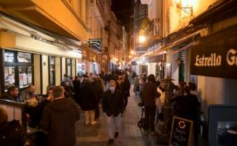 Ciudadanos en una zona de cañas/copas la noche que se eliminan las limitaciones horarias para la hostelería gallega