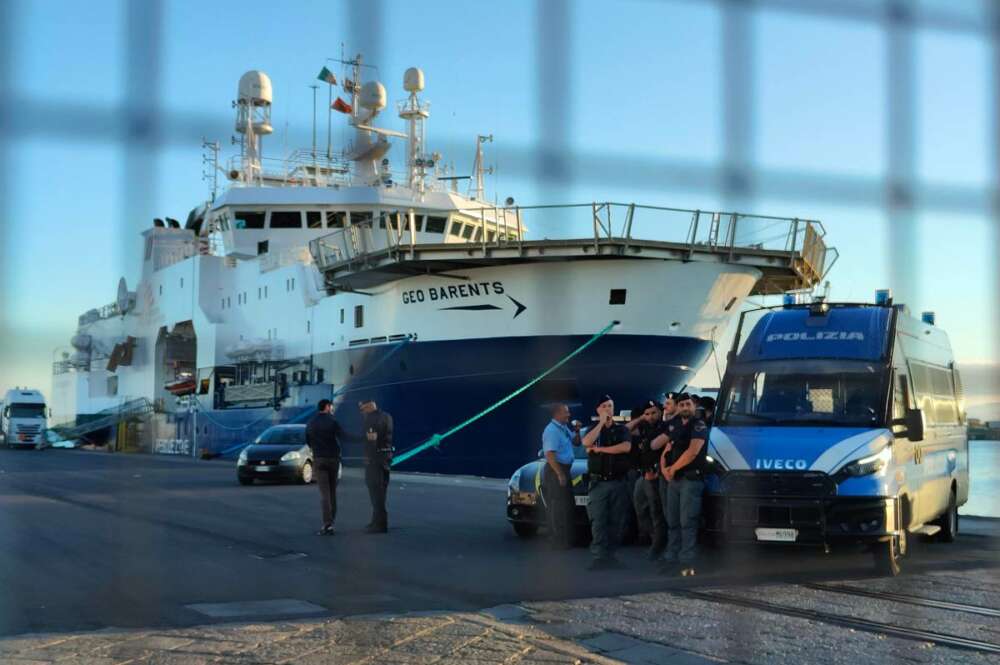 La ONG alemana SOS Humanity, cuyo barco "Humanity 1" ha sido obligado a desembarcar solo 144 migrantes, los más vulnerables, no abandonará este puerto hasta que lo hagan también los 35 restantes, a los que las autoridades italianas no dejan bajar a tierra