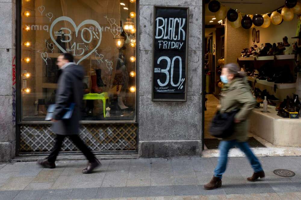 Un escaparate de una tienda anunciando descuentos por el 'Black Friday' en la campaña del año pasado