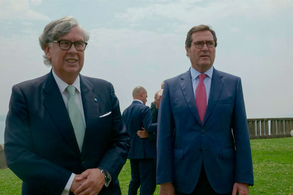 El presidente de CEG, Juan Manuel Vieites (i), junto al presidente de la Confederación Española de Organizaciones Empresariales (CEOE), Antonio Garamendi; en la reunión del Consejo Asesor de la Confederación de Empresarios de Galicia (CEG)