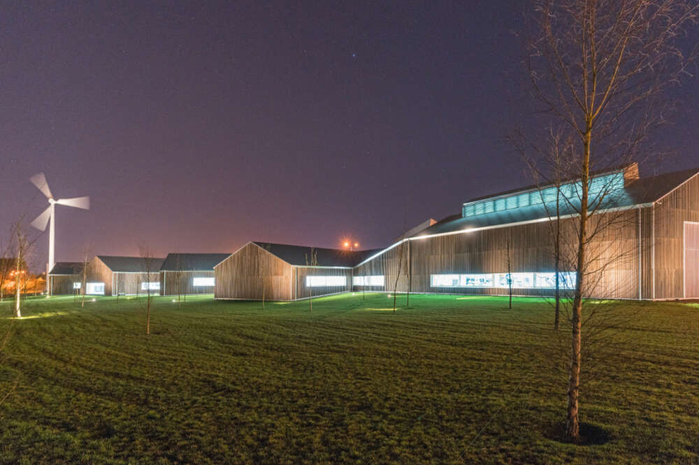 El Centro de Innovación Norvento Enerxía (CIne), ubicado en Lugo, es un edificio de energía cero, desconectado de la red eléctrica y de gas que se abastece íntegramente con energías renovables