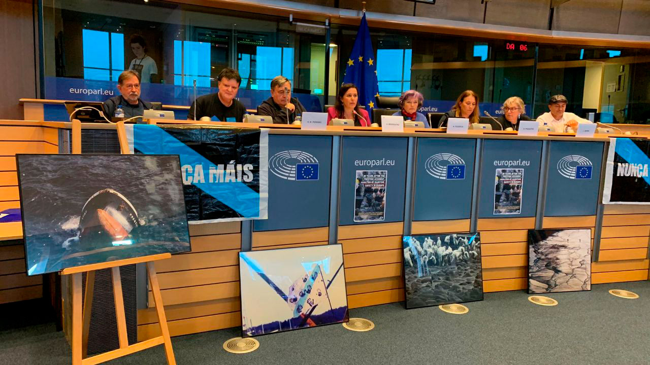 Asistentes a la conferencia El vertido del Prestige ha vuelto al Parlamento Europeo 20 años después de la catástrofe en el que se ha conmemorado el que fue un “caso emblemático” para la defensa del medioambiente y la futura legislación marítima. La eurodiputada del BNG Ana Miranda ha definido así la conferencia 20 años del accidente del Prestige: análisis de la seguridad marítima en Europa organizada en la sede de la Eurocámara