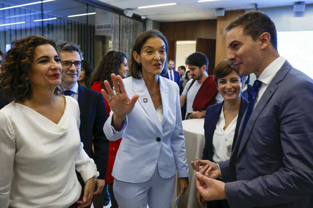 La ministra de Comercio y Turismo, Reyes Maroto (c), conversa con el secretario general del PSOE Madrid, Juan Lobato (d), y la ministra de Hacienda, María Jesús Montero (i), durante el acto celebrado para anunciar su candidatura a la Alcaldía de Madrid. EFE/ Chema Moya