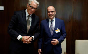 El representante de Corporate Development Alcoa, Marc Pereira (d), y el de Parter Capital Group, Rudiger Terhorst (i) la reunión en el Ministerio de Industria en Madrid, entre los representantes de Alcoa de las plantas de Asturias y Galicia con los compradores de la empresa y representantes del ministerio