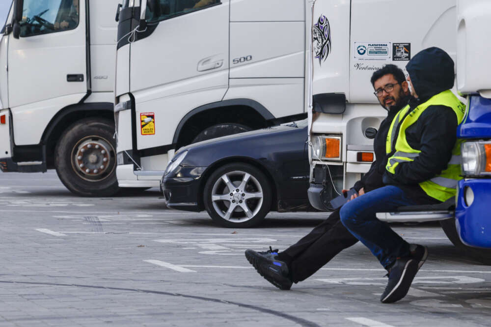 Imagen de una concentración de transportistas en Madrid por la huelga del sector. EFE/ Sergio Pérez