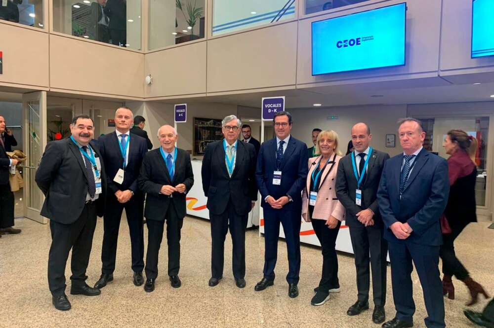 En la foto -y de izquierda a derecha-,Los vocales de la Asamblea General Electoral de CEOE César Blanco, por Cepyme; Jorge Cebreiros, por la Confederación de Empresarios de Pontevedra (CEP); Antonio Fontenla, por la Confederación de Empresarios de La Coruña (CEC); Juan Manuel Vieites, por la Confederación de Empresarios de Galicia (CEG); Marisol Novoa, por la Confederación Empresarial de Ourense (CEO); Jaime López, por la Confederación de Empresarios de Lugo (CEL); y Severino Ares, por la CEC, posan con Antonio Garamendi