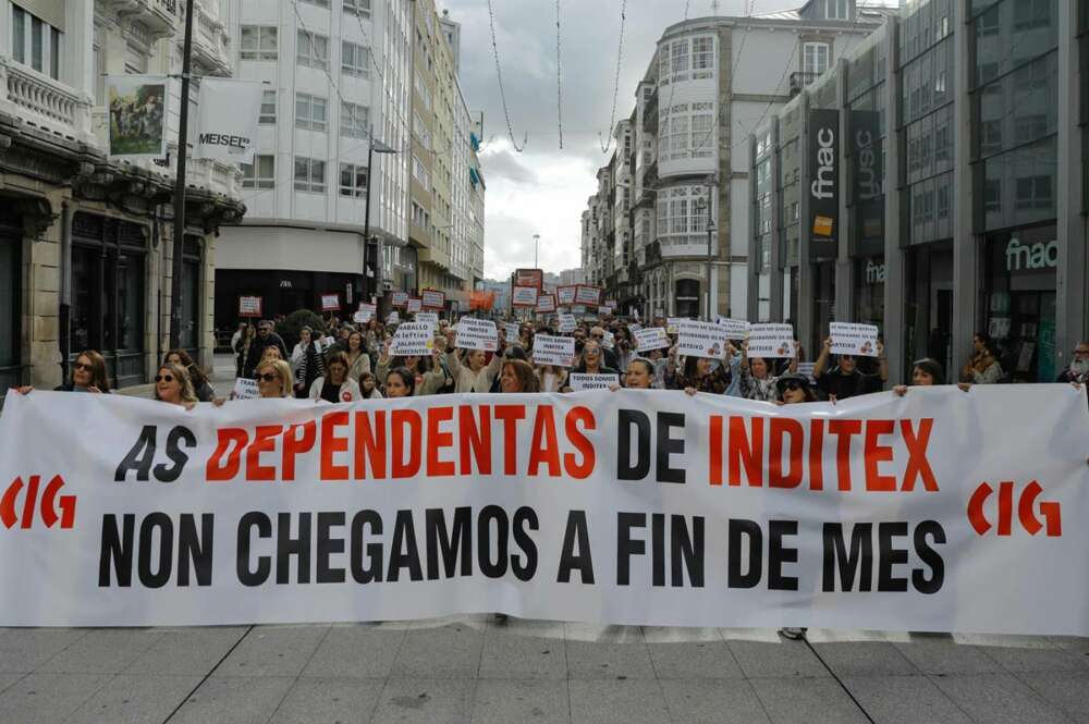 Trabajadores de las tiendas del grupo Inditex en la provincia de A Coruña se manifiestan este domingo para reclamar una mejora de condiciones salariales y sociales