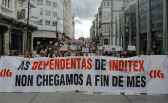 Trabajadores de las tiendas del grupo Inditex en la provincia de A Coruña se manifiestan este domingo para reclamar una mejora de condiciones salariales y sociales