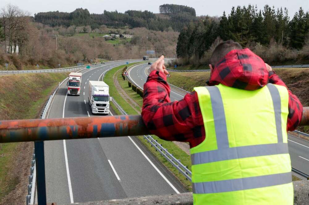 Un miembro de un piquete insulta y hace gestos a los camiones que pasan en dirección A Coruña escoltados por la Guardia Civil, durante los paros en el sector del transporte (marzo de 2022), en Baralla, Lugo