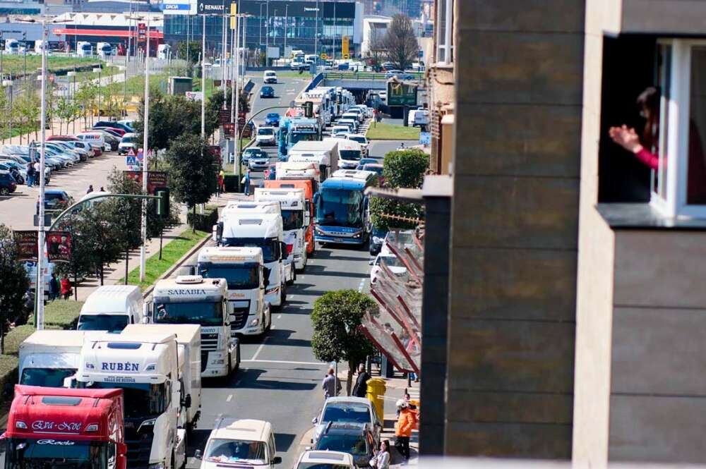 Varios camiones en una marcha convocada desde el polígono de Raos hasta el Centro Botín, en el paro del pasado mes de marzo