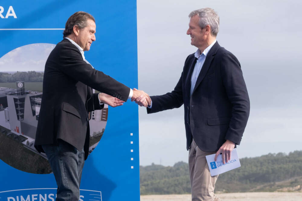 El presidente ejecutivo de Hijos de Rivera, Ignacio RIvera, junto al presidente de la Xunta, Alfonso Rueda, durante la inauguración del inicio de las obras de la nueva planta de Estrella Galicia en Morás / Xunta