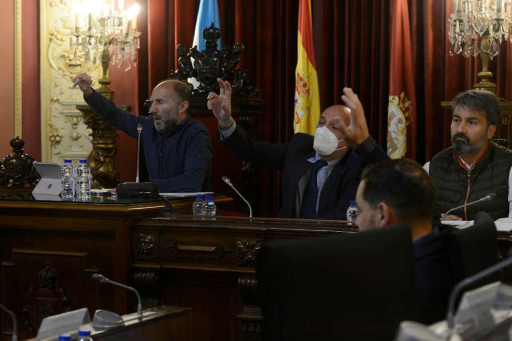 El alcalde de Ourense, Gonzalo Pérez Jácome (1i), interviene durante un pleno en el Concello de Ourense