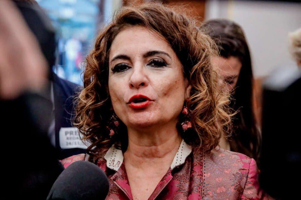 La ministra de Hacienda y Función Pública, María Jesús Montero, ofrece declaraciones a los medios, a su llegada a una sesión plenaria en el Congreso de los Diputados