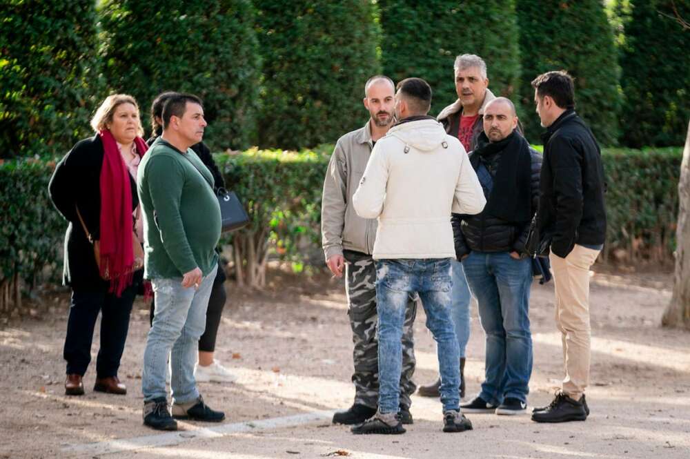 Algunos de los 13 marineros que llevaron a los supervivientes del ‘Villa de Pitanxo’ a España, a su llegada a la sede de la Audiencia Nacional