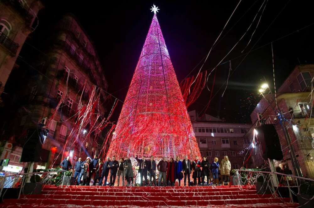 La pulsación de un interruptor al final de una cuenta atrás en inglés, español y gallego coreada por una multitud festiva y entregada ha desencadenado este sábado en Vigo el encendido en oleadas de once millones de luces led y, con él, el inicio de una Navidad que según Abel Caballero (c) sirve de pistoletazo de salida a todas las demás