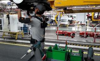 Imagen de archivo de un operario en la planta de Stellantis en Vigo