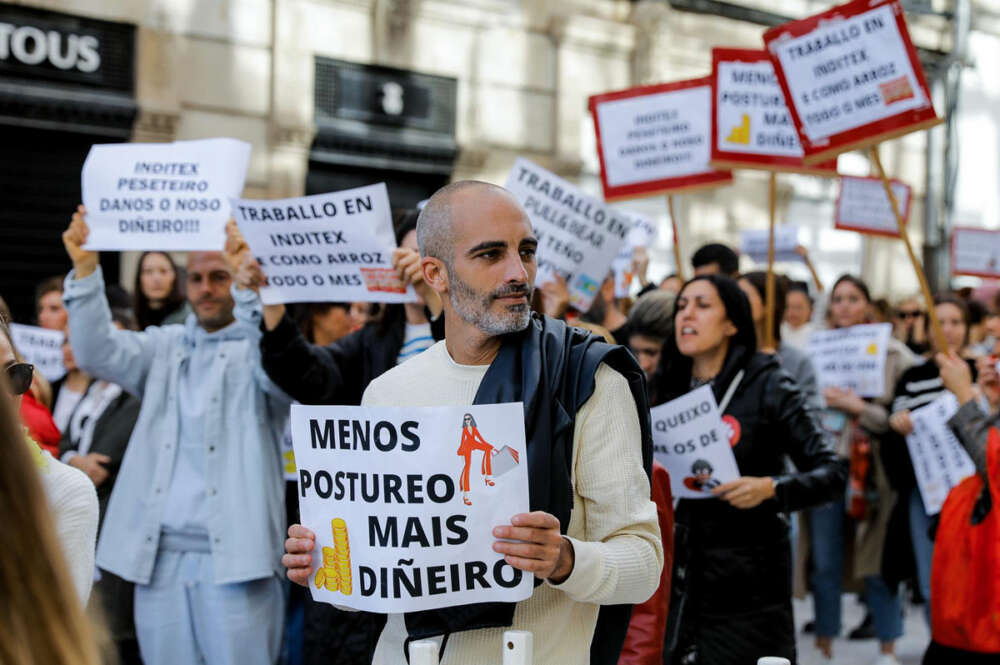 Trabajadores de las tiendas del grupo Inditex en la provincia de A Coruña se manifiestan para reclamar una mejora de condiciones salariales y sociales