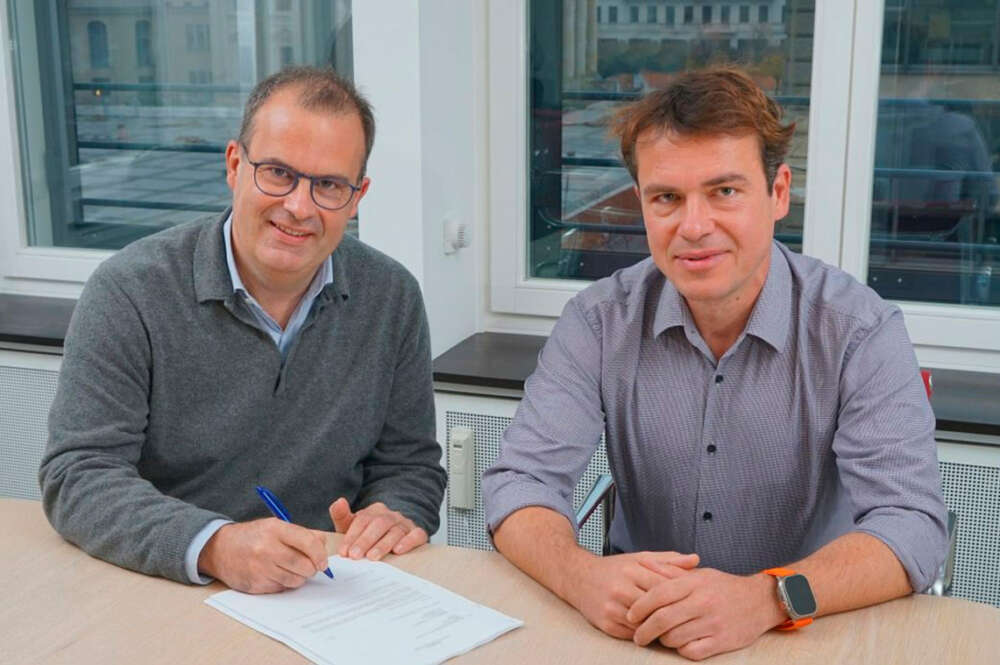 Yves Bonnefont y László Kishonti en la firma de la operación de compra de aiMotive