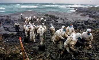 Operativos del ejército español ayudan en las labores de limpieza de petróleo en la costa de Touriñan, en la localidad gallega Muxía, después de que la marea arrastrara el chapapote. Álvaro Ballesteros