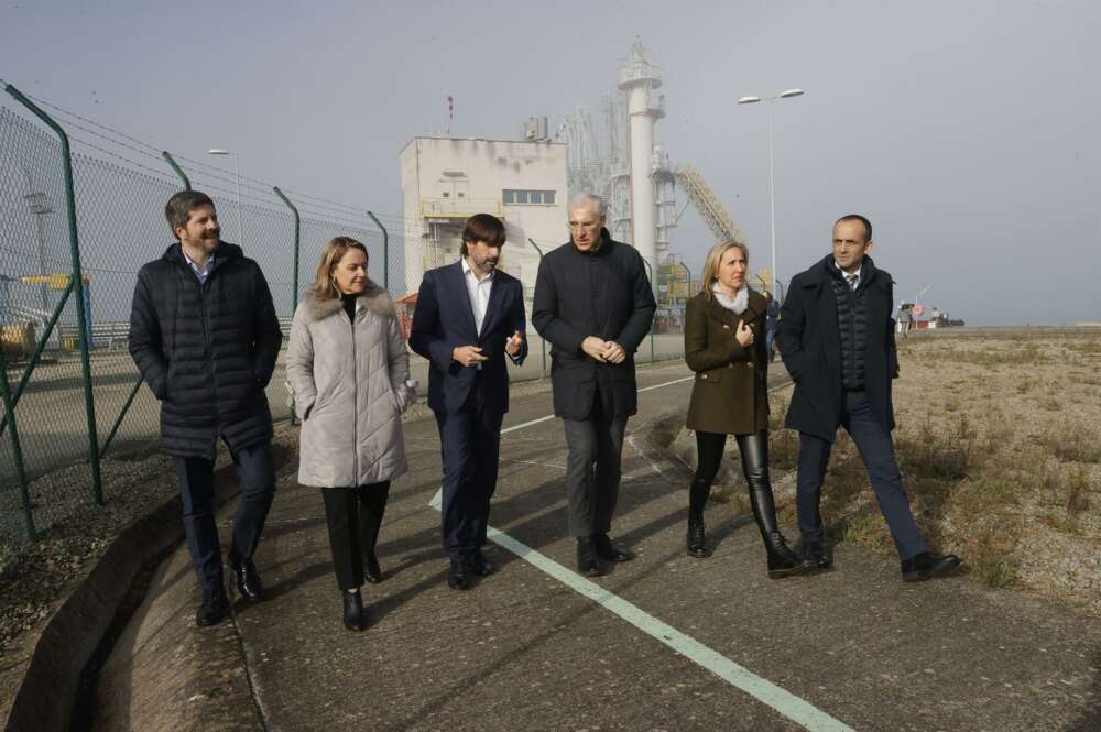 El vicepresidente primero de la Xunta, Francisco Conde, en las instalaciones de Reganosa