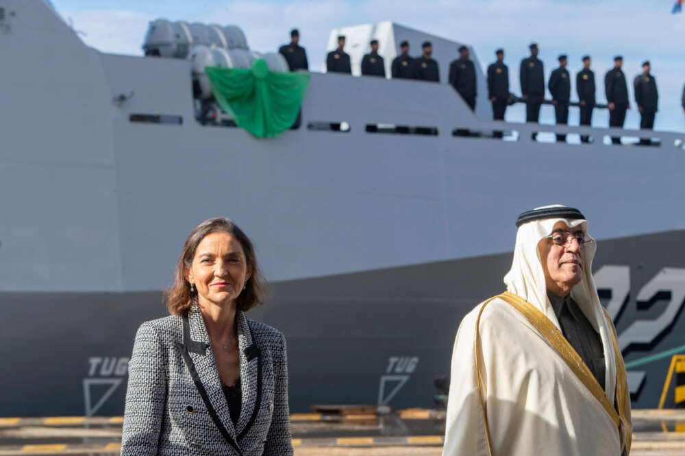 La ministra de Industria, Comercio y Turismo, Reyes Maroto (i), junto al embajador de Arabia Saudí, Azzam Abdulkarim Al-Qain, durante la ceremonia de entrega de la tercera de las cinco corbetas, la corbeta Hail, que Navantia ha entregado a la Royal Saudi Naval Force (RSNF) en el astillero de San Fernando (Cádiz), este domingo. EFE/Román Ríos.