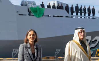 La ministra de Industria, Comercio y Turismo, Reyes Maroto (i), junto al embajador de Arabia Saudí, Azzam Abdulkarim Al-Qain, durante la ceremonia de entrega de la tercera de las cinco corbetas, la corbeta Hail, que Navantia ha entregado a la Royal Saudi Naval Force (RSNF) en el astillero de San Fernando (Cádiz), este domingo. EFE/Román Ríos.