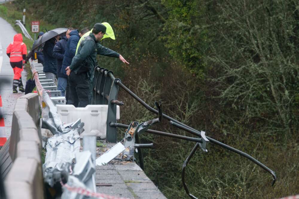 Un guardia civil donde cayó el autobús en el río Lérez, a 25 de diciembre de 2022, en el concello de Cerdedo-Cotobade, Pontevedra, Galicia. - César Arxina - Europa Press