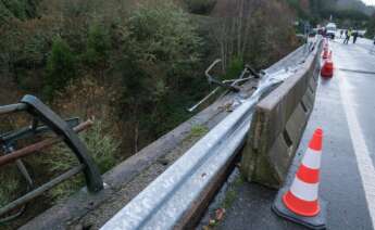 Estado en el que ha quedado la mediana por donde se despeñó el autobús, en el río Lérez , a 25 de diciembre de 2022, en el concello de Cerdedo-Cotobade, Pontevedra, Galicia. - César Arxina - Europa Press