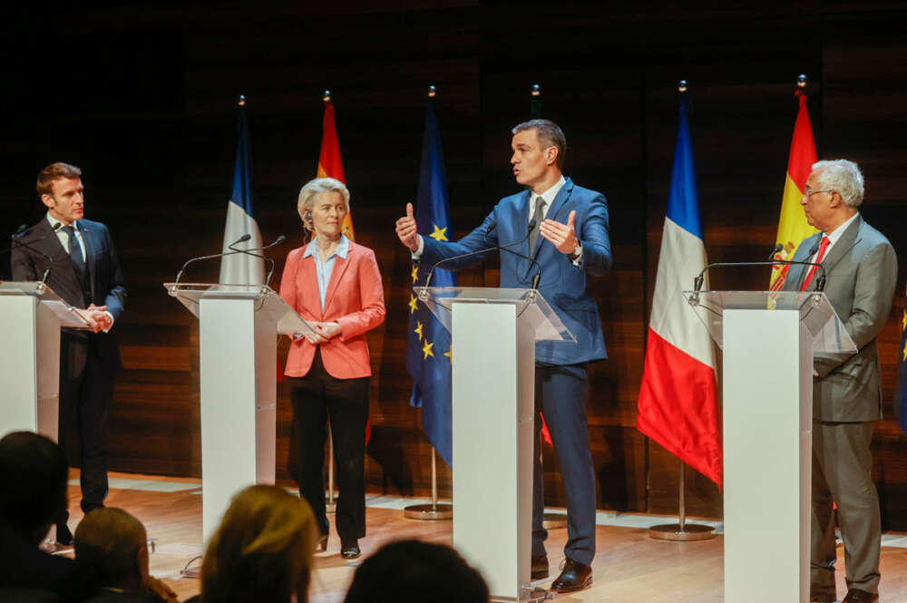 Los presidentes del Gobierno de España, Pedro Sanchez (2º dcha), Francia, Emmanuel Macron, (izq) y Portugal, Antonio Costa, (dcha) más la presidenta de la Comisión Europea, Ursula von der Leyen, en la IX Cumbre Euromediterránea