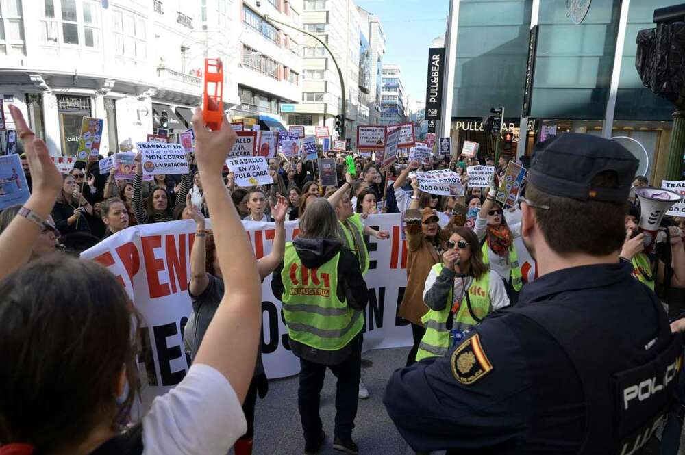 Trabajadores se manifiestan con pancartas durante la primera jornada de huelga de las tiendas de Inditex en A Coruña, en la Plaza de Lugo, a 25 de noviembre de 2022, en A Coruña, Galicia (España)