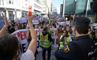 Trabajadores se manifiestan con pancartas durante la primera jornada de huelga de las tiendas de Inditex en A Coruña, en la Plaza de Lugo, a 25 de noviembre de 2022, en A Coruña, Galicia (España)