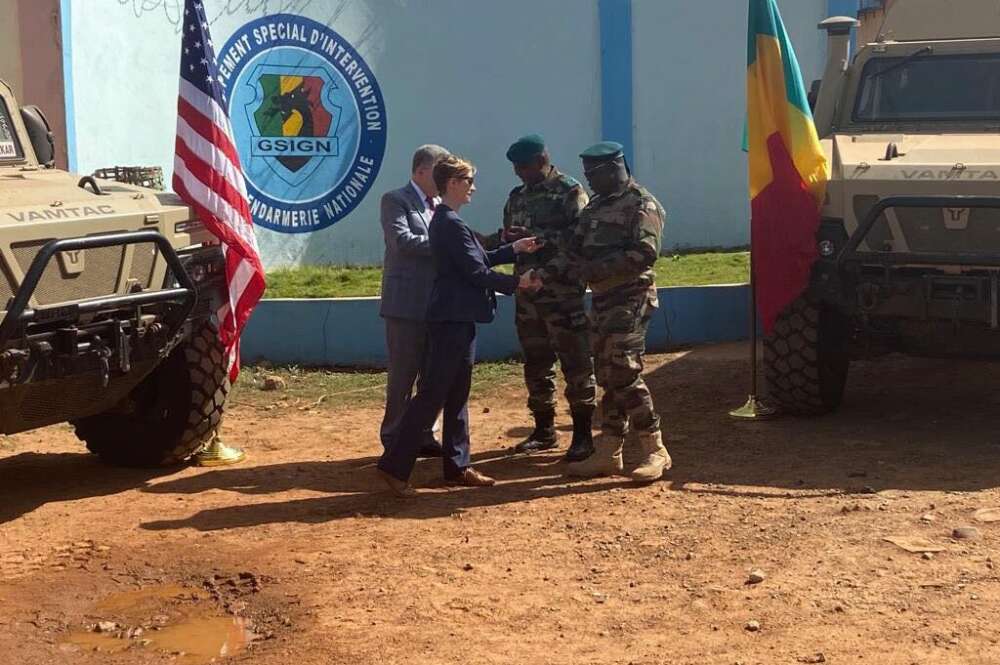 Donación de dos Vamtac de Urovesa a Mali / Embajada de Estados Unidos en Mali