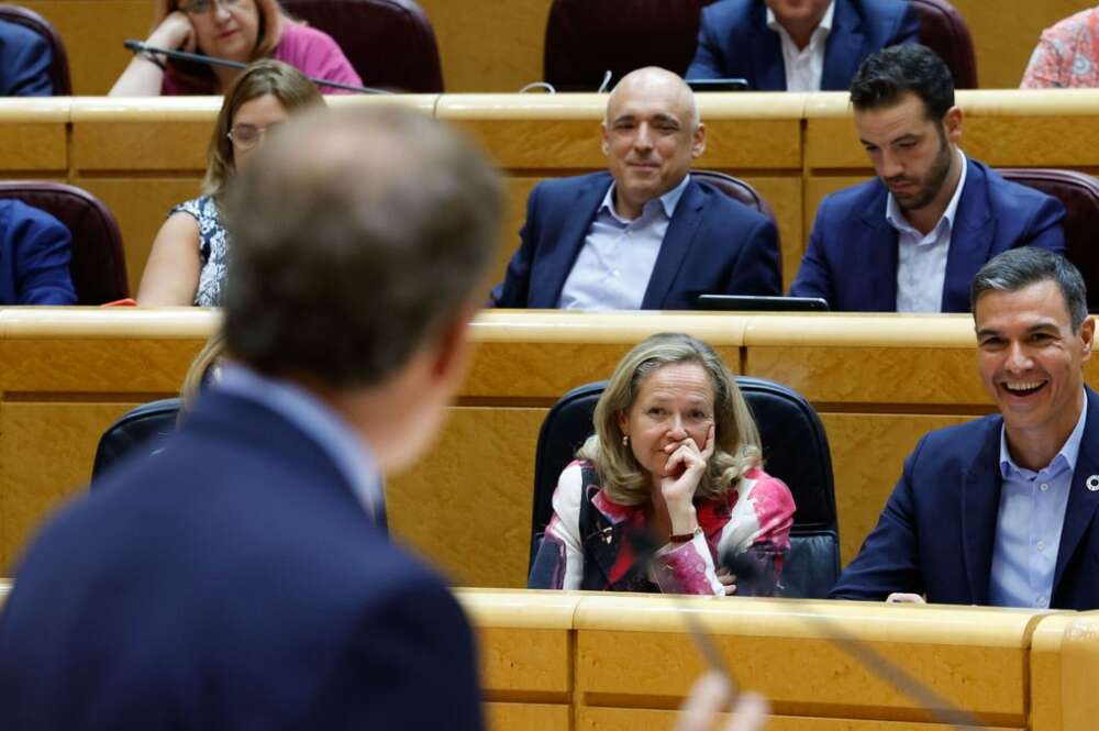 Nadia Calviño y Pedro Sánchez escuchan la intervención de Alberto Núñez Feijóo en el Senado / EFE