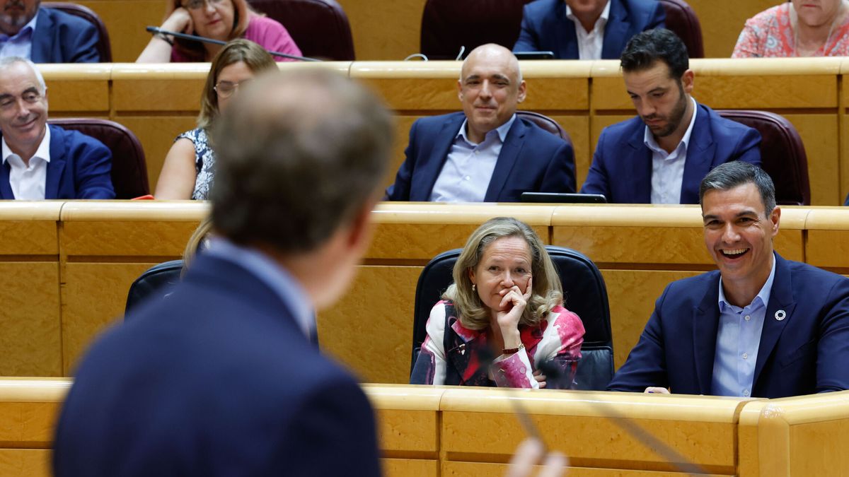 Nadia Calviño y Pedro Sánchez escuchan la intervención de Alberto Núñez Feijóo en el Senado / EFE