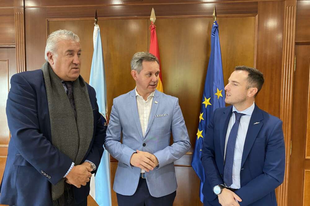 El delegado del Gobierno en Galicia, José Miñones, durante su reunión con el presidente y el secretario de la Asociación Gallega del Hidrógeno