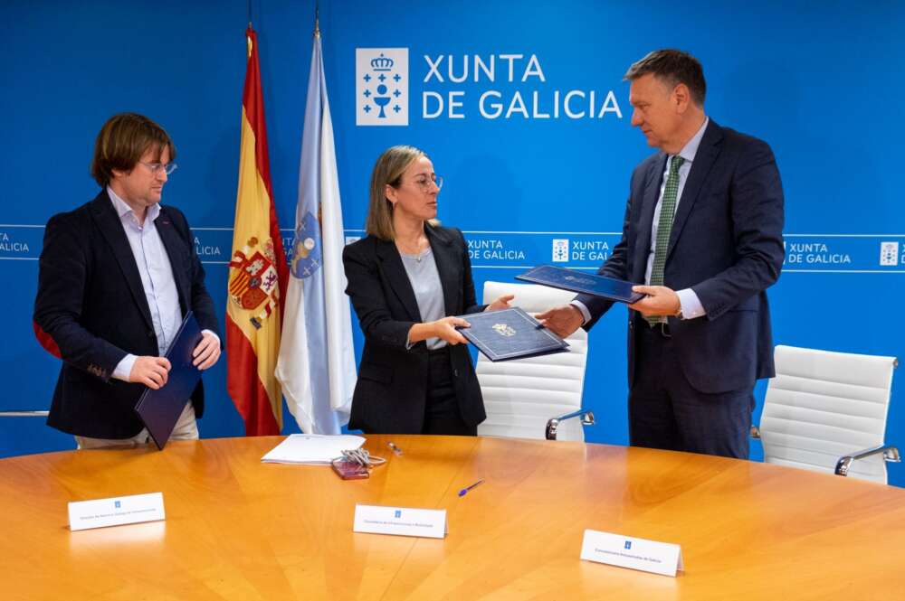 La conselleira de Infraestruturas, Ethel Vázquez, firma el convenio entre la Xunta y Autoestradas de Galicia para congelar los peajes de autopistas autonómicas A Coruña-Carballo (AG-55) y Val Miñor (AG-57) / Xoán Crespo