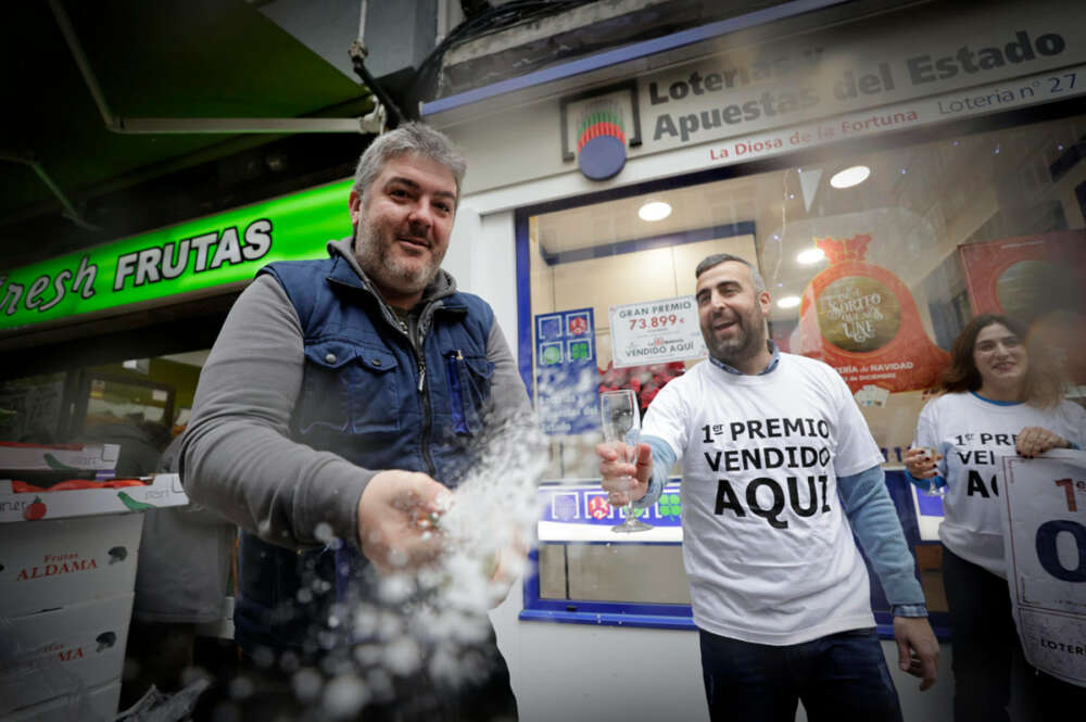 La administración de lotería número 27 de A Coruña celebra haber vendido El Gordo del sorteo de Navidad
