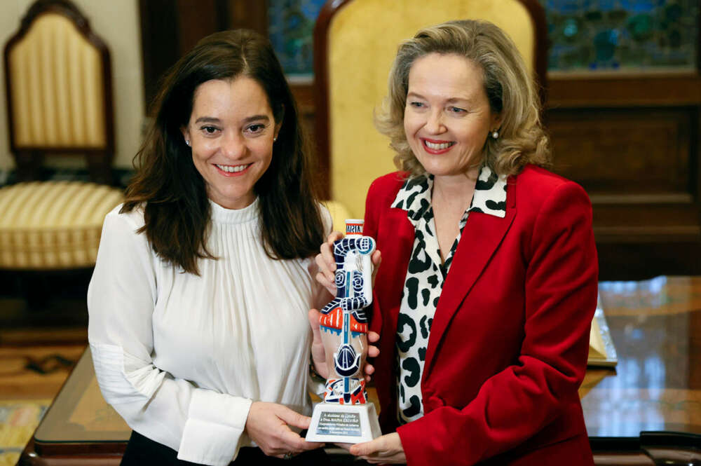 La vicepresidenta primera y ministra de Asuntos Económicos y Transformación Digital, Nadia Calviño (d), recibe un regalo de manos de alcaldesa de la ciudad, Inés Rey, tras visitar la futura sede de la Agencia de Supervisión de la Inteligencia Artificial (Aesia), este viernes en A Coruña