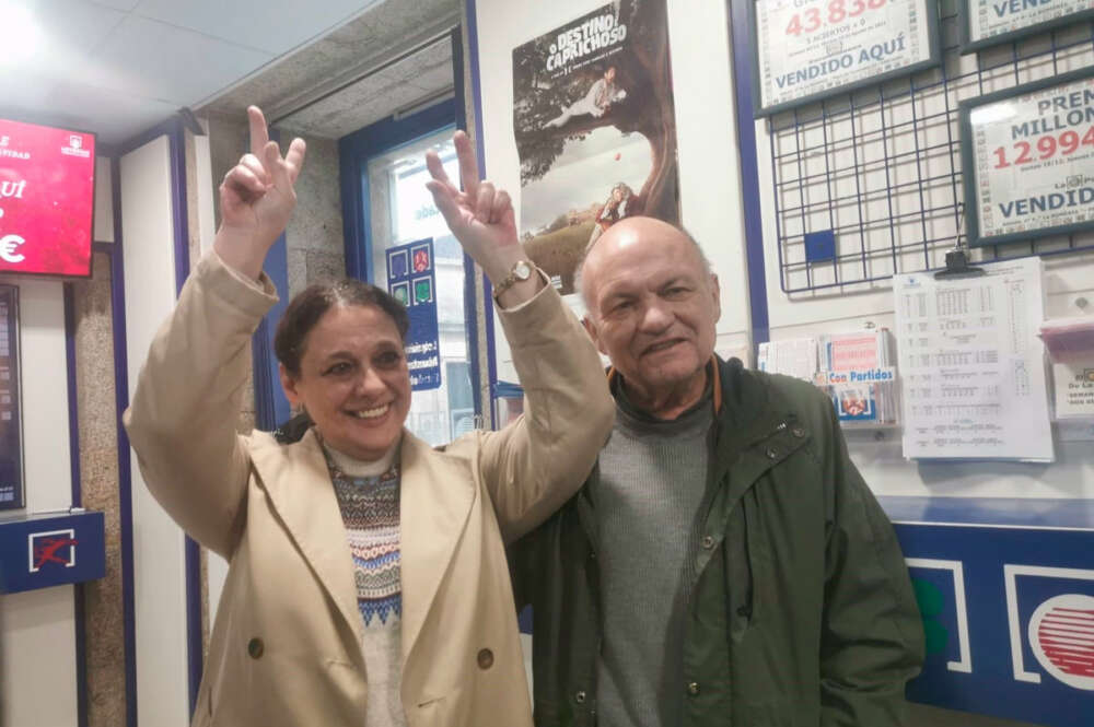 Cristina Domínguez y José Antonio Trillo, responsables de la administración número 6 de Lotería en Praza Cervantes, en Santiago de Compostela, que repartió el quinto premio del 87.092