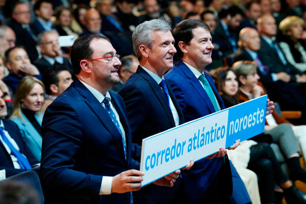 El presidente del Principado de Asturias, Adrián Barbón; el presidente de la Xunta, Alfonso Rueda, y el presidente de la Junta de Castilla y León, Alfonso Fernández Mañueco, posan con una pancarta en la cumbre Galicia, Asturias y Castilla y León