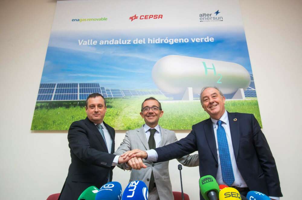 De izquierda a derecha, Luis Iglesias, COO de Enagás Renovables; Joaquín Rodríguez, director de hidrógeno de Cepsa; y José Luis Morlanes, consejero delegado de Alter Enersun