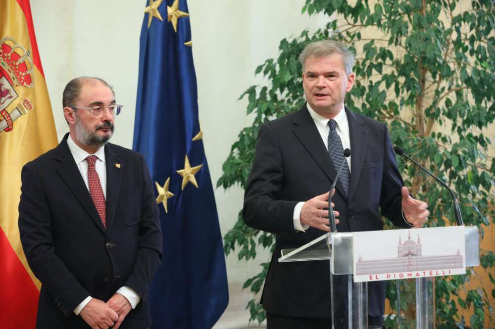 El presidente de Aragón, Javier Lambán, ha oficializado este jueves con el director de Amazon Customer Fulfillment en Francia, Italia y España, Fred Pattje, el anuncio de apertura a finales de marzo de un nuevo centro de la multinacional en la Plataforma Logística de Zaragoza (PlaZa)