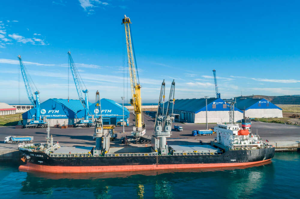 Granelero operando frente a las naves de Pérez Torres Marítima en el puerto exterior de A Coruña