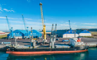 Granelero operando frente a las naves de Pérez Torres Marítima en el puerto exterior de A Coruña